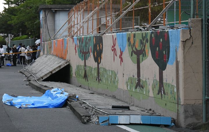 高槻市内では、市立小学校のブロック塀が倒れ、登校中の児童が亡くなった＝2018年6月18日、大阪府高槻市