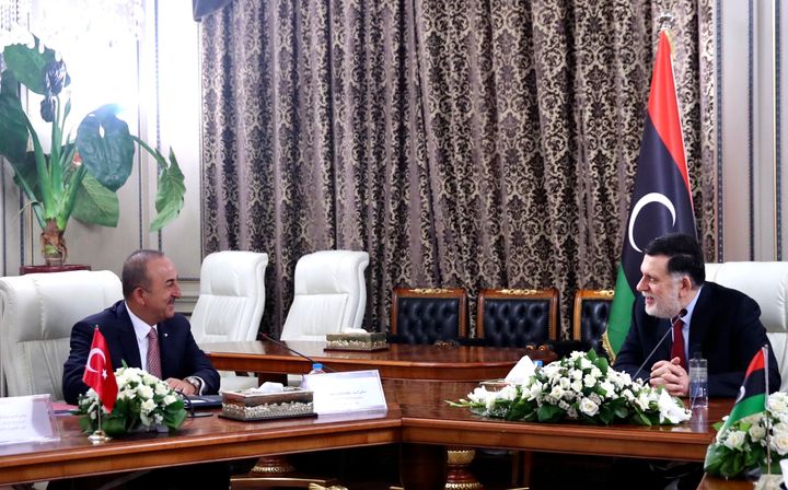 17 Ιουνίου 2020 Ο Τούρκος υπουργός Εξωτερικών Μεβλούτ Τσαβούσογλου κατά τη συνάντηση που είχε στη Λιβύη με τον Φαγέζ ελ Σάρατζ, πρωθυπουργό της λιβυκής κυβέρνησης εθνικής ενότητας, που έχει αναγνωριστεί από τη διεθνή κοινότητα..(Fatih Aktas/Turkish Foreign Ministry via AP, Pool)