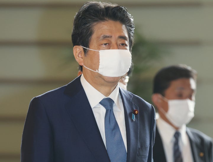 首相官邸に入る安倍晋三首相＝6月18日、東京・永田町