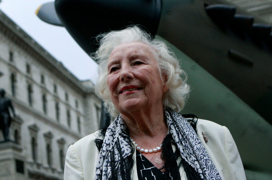 Vera Lynn, légendaire chanteuse britannique pendant la Seconde Guerre mondiale, dont le célèbre titre “We’ll meet again” a connu une nouvelle jeunesse pendant le confinement, est décédée ce jeudi 18 juin à l’âge de 103 ans, a annoncé sa famille.>> Lire l'intégralité de notre article en cliquant ici