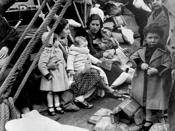 Varios niños refugiados parten de un barco desde Santander en 1937.
