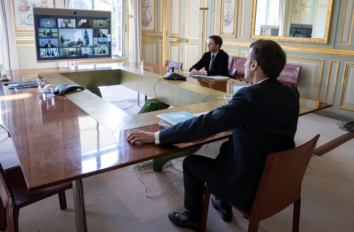 Φωτογραφία αρχείου. Μάρτιος 2020. Ο Γάλλος Πρόεδρος Εμανουέλ Μακρόν συμμετέχει σε σύνοδο κορυφής μέσω τηλεδιάσκεψης. (Ian Langsdon, Pool via AP)