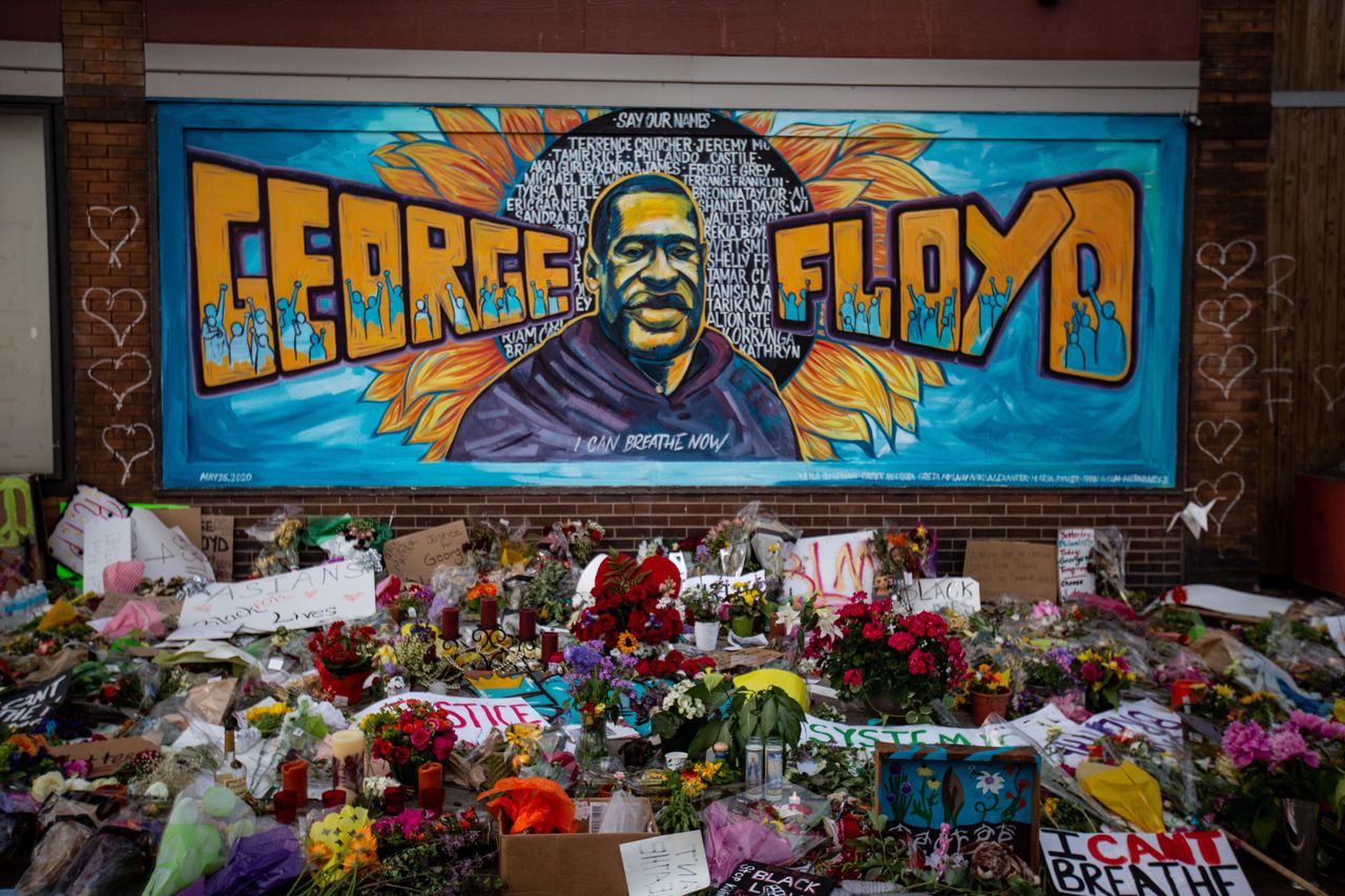 Η τοιχογραφία του Τζορτζ Φλόιντ έξω απο το παντοπωλείο «Cup Foods» όπου δολοφονήθηκε από τους αστυνομικούς.