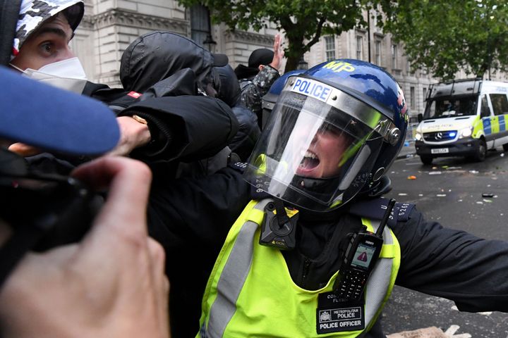 Στη Βρετανία, όπως ανακοίνωσε η Ομοσπονδιακή Ένωση Αστυνομικών, σημειώνονται τον τελευταίο καιρό 85 επιθέσεις κατά αστυνομικών την ημέρα, επισημαίνοντας ότι η κατάσταση επιδεινώνεται συνεχώς