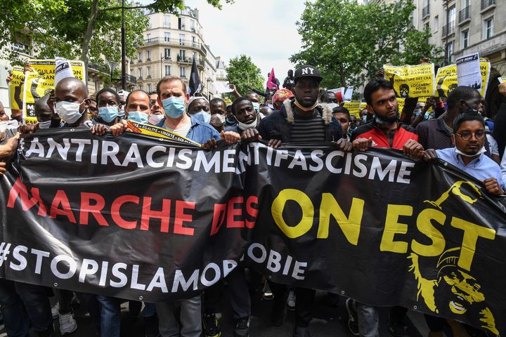 Παρίσι: Διαδηλωτές διαμαρτύρονται κατά του ρατσισμού και της αστυνομικής βίας