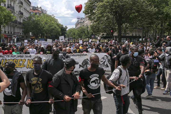 Παρίσι: Διαδηλωτές διαμαρτύρονται κατά του ρατσισμού και της αστυνομικής βίας