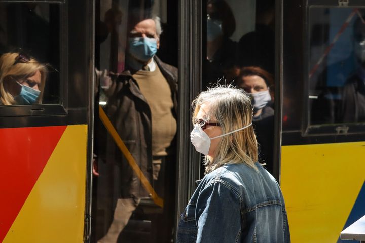 Κάτοικοι της Θεσσαλονίκης με μάσκα στα πρόσωπα για να προφυλαχτούν από τον κορονοϊό. 