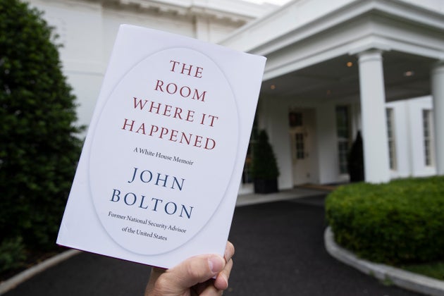Το εκρηκτικό βιβλίο του Τζον Μπόλτον «The Room Where It Happened» έξω από τον Λευκό Οίκο. 