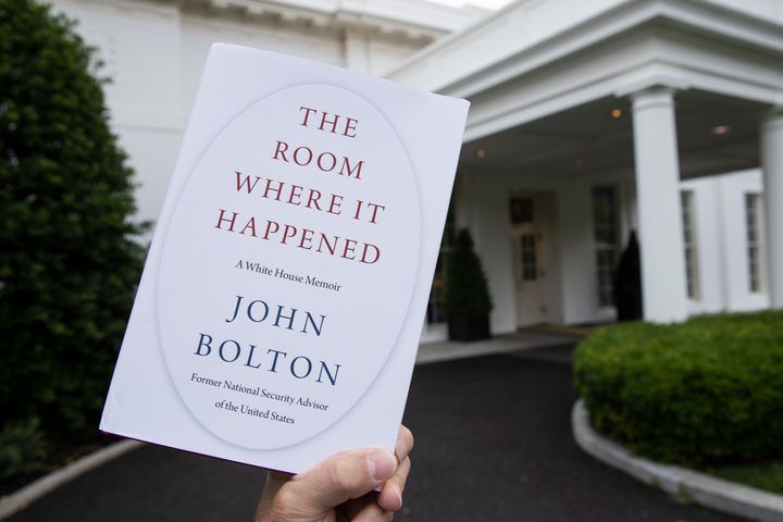 Το εκρηκτικό βιβλίο του Τζον Μπόλτον «The Room Where It Happened» έξω από τον Λευκό Οίκο. 