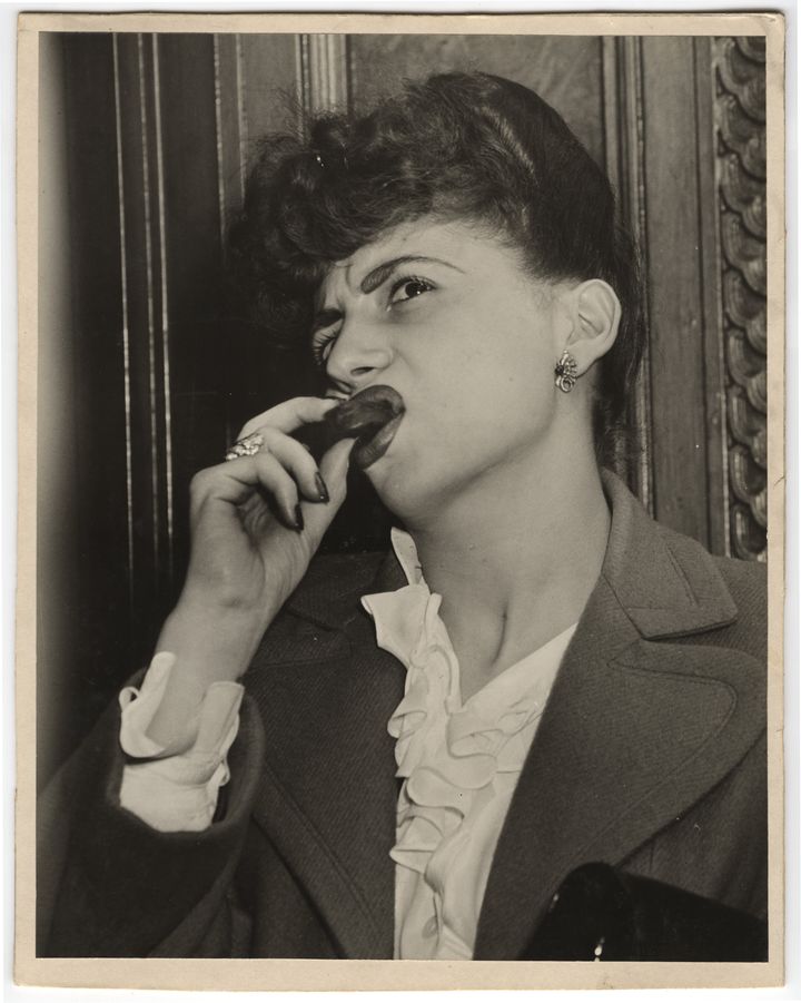 1944年に撮影された、エスキモー・パイを食べる女性