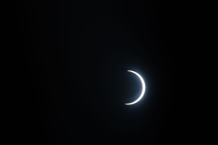Το φεγγάρι κινείται μπροστά από τον ήλιο κατά την διάρκεια της ετήσιας έκλειψης ηλίου, όπως φάνηκε στο Κουρουκσέτρα της Ινδίας. 