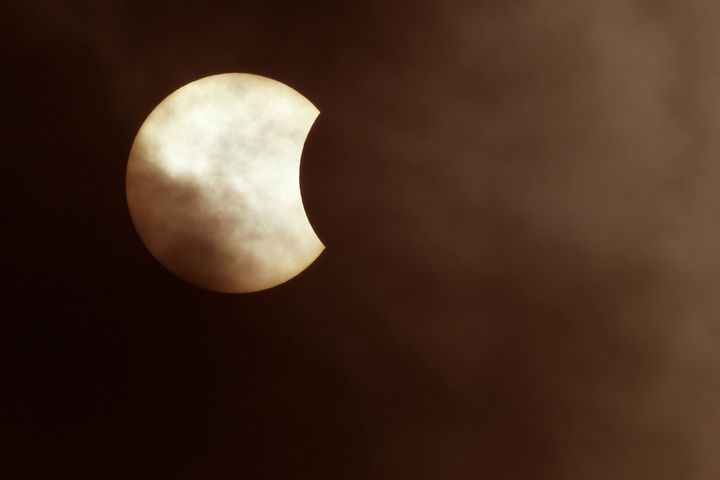 Το φεγγάρι κινείται μπροστά από τον ήλιο κατά την διάρκεια της ετήσιας έκλειψης ηλίου, όπως φάνηκε στο Ισραήλ. 