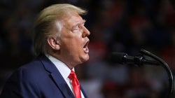 Trump dice que ordenó reducir los test de coronavirus para que hubiera menos