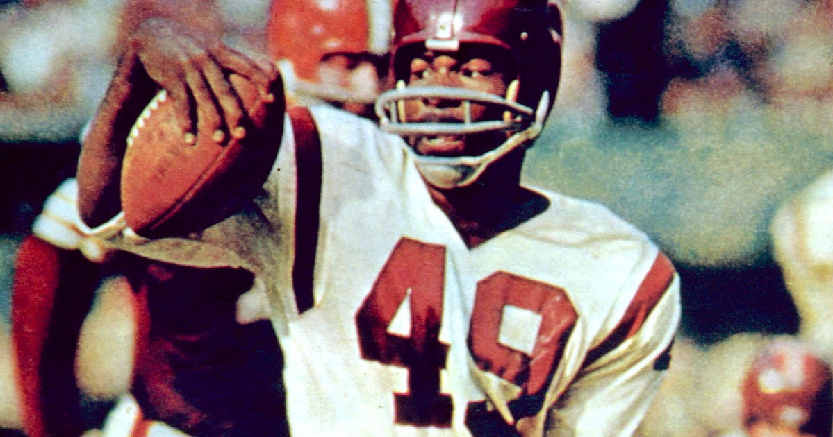 Washington Nfl Team Retires Jersey Of Its First Black Player