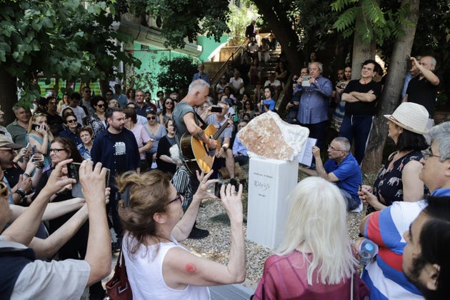 Αποκαλυπτήρια γλυπτού για την Αρλέτα στα Εξάρχεια 