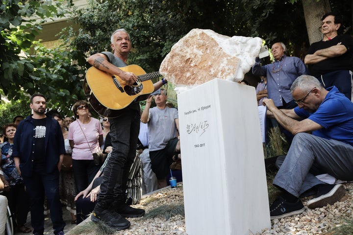 Αποκαλυπτήρια γλυπτού για την Αρλέτα στα Εξάρχεια 