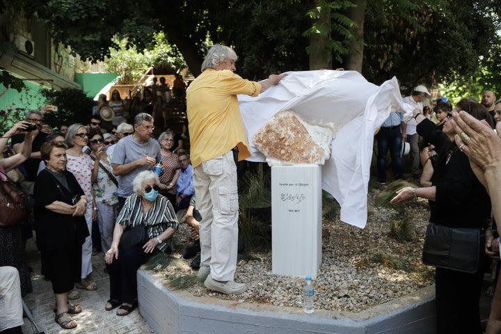 Αποκαλυπτήρια γλυπτού για την Αρλέτα στα Εξάρχεια 