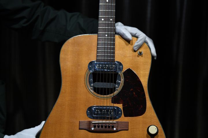Πωλήθηκε σε δημοπρασία η κιθάρα του Κομπέιν προς 6 εκατ. δολάρια
