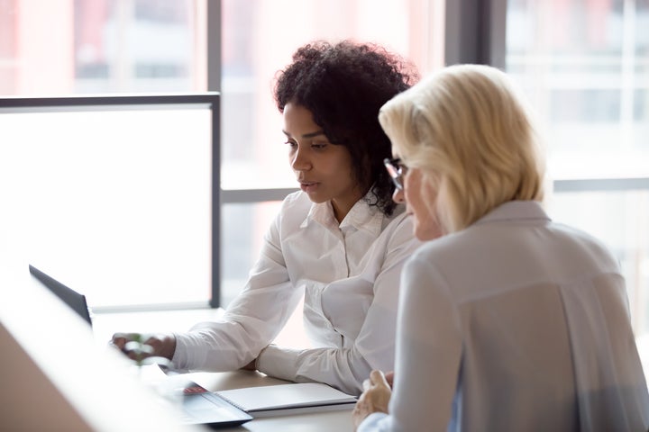 O ideal é que o líder tenha uma rotina de conversas periódicas. Vale marcar o melhor horário e local, de preferência em um clima de pouca tensão.