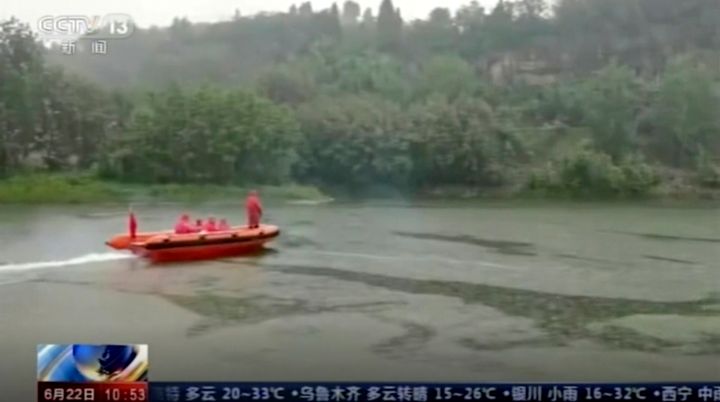 21 Ιουνίου 2020. Η επιχείρηση διάσωσης μετά το τραγικό συμβάν στην επαρχία Chongqing της Κίνας. Οκτώ παιδιά, μαθητές δημοτικού σχολείου, πνιίγηκαν σε ποτάμι, όταν ένα έπεσε στο νερό και τα υπόλοιπα ακολούθησαν προσπαθώντας να το διασώσουν.(CCTV via AP)