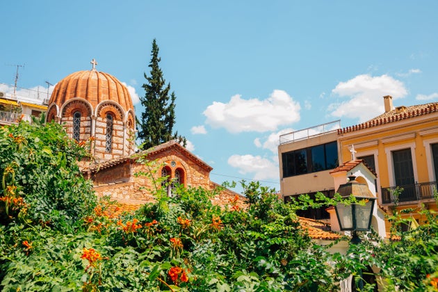 Ο ναός της Αγίας Αικατερίνης στην Πλάκα, πολύ κοντά στο μνημείο του Λυσικράτους (11ος αιώνας).