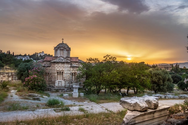 Ο ναός των Αγίων Αποστόλων του Σολάκη στην Αρχαία Αγορά, νότια της Στοάς του Αττάλου (τελευταίο τέταρτο 10ου αι.).