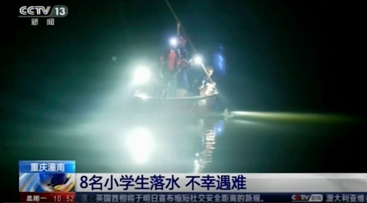 21 Ιουνίου 2020. Η επιχείρηση διάσωσης μετά το τραγικό συμβάν στην επαρχία Chongqing της Κίνας. Οκτώ παιδιά, μαθητές δημοτικού σχολείου, πνιίγηκαν σε ποτάμι, όταν ένα έπεσε στο νερό και τα υπόλοιπα ακολούθησαν προσπαθώντας να το διασώσουν.(CCTV via AP)