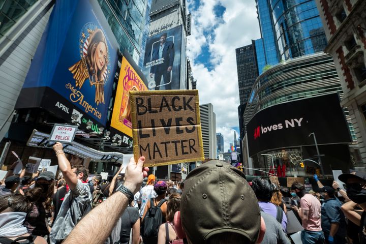 6月7日、ニューヨークのタイムズスクエアに集まった抗議者