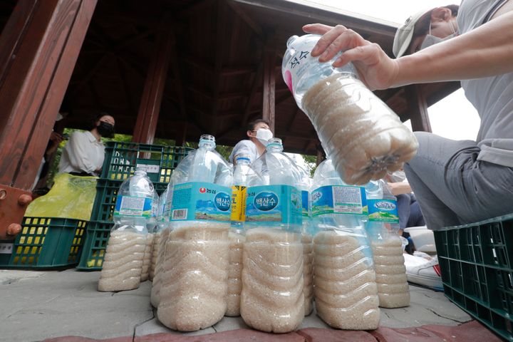 Νοτιοκορεάτης «αποστάτης» ετοιμάζει πλαστικά μπουκάλια με ρύζι, που προορίζονται για τη Βόρεια Κορέα μέσω αερόστατων. Πόλεμος προπαγάνδας με όλα τα όπλα... (AP Photo/Ahn Young-joon)