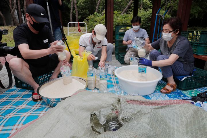 Νοτιοκορεάτες «αποστάτες» ετοιμάζουν πλαστικά μπουκάλια με ρύζι, που προορίζονται για τη Βόρεια Κορέα μέσω αερόστατων. Πόλεμος προπαγάνδας με όλα τα όπλα...(AP Photo/Ahn Young-joon)