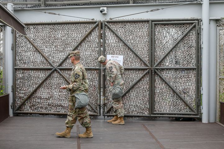 18 Ιουνίου 2020. Αμερικανοί στρατιώτες επισκέπτονται μουσείο πολέμου στη Νότια Κορέα. (Photo by Seung-il Ryu/NurPhoto via Getty Images)