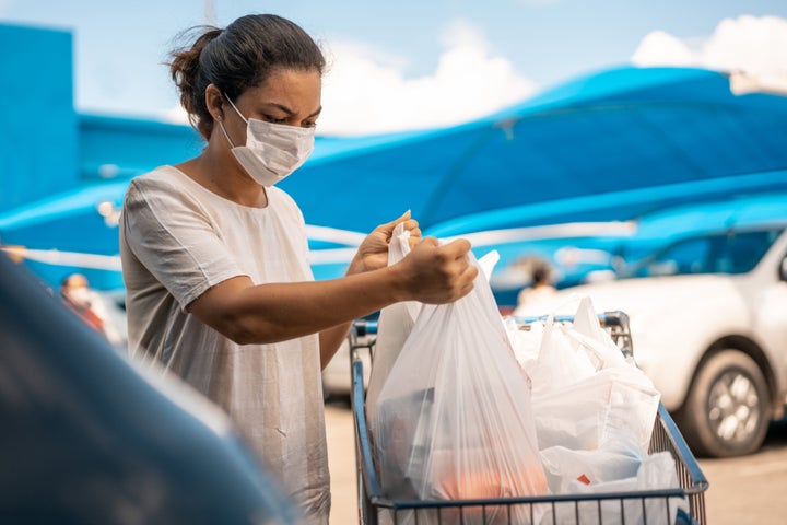 Dès le début de la pandémie, de nombreux détaillants ont interdit les gobelets et sacs réutilisables, citant le risque de contamination. Or, les articles à usage unique ne seraient pas moins susceptibles de transmettre la COVID-19.