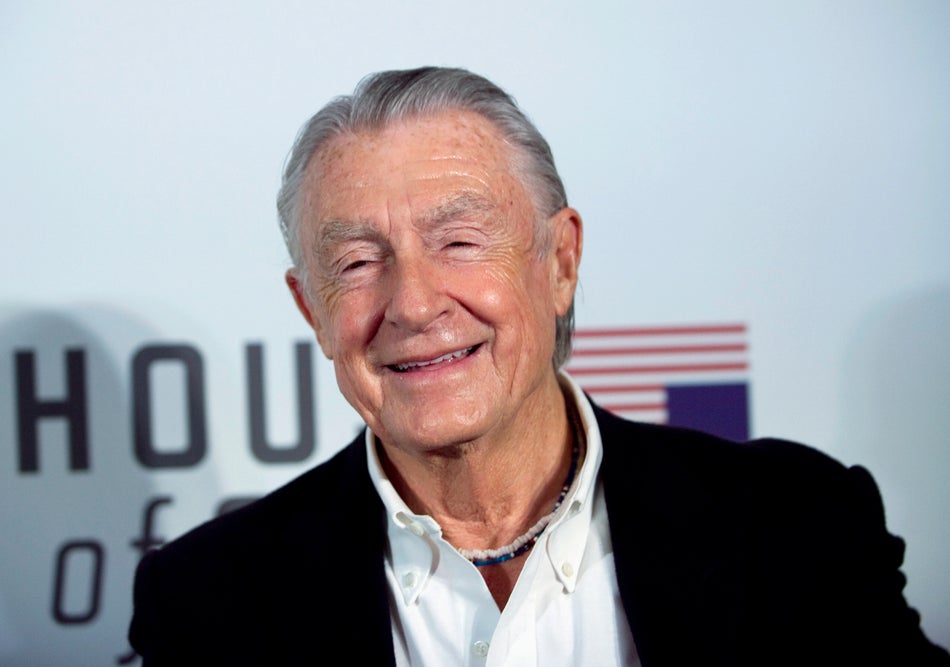 Joel Schumacher, le réalisateur de "Batman Forever" et "Batman et Robin" est mort d'un cancer à l'âge de 80 ans. Ces deux films avaient clivé, critiqués à la fois par de nombreux critiques et par des fans, qui avaient entre autres pris ombrage des tétons ajoutés au costume de Batman.>>> Lire notre article complet ici