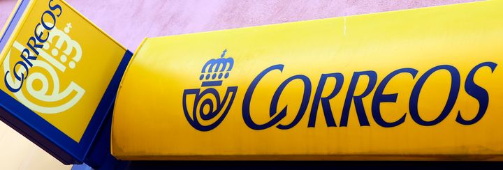 Antiguo logo de Correos en una oficina postal en Madrid en 2016.