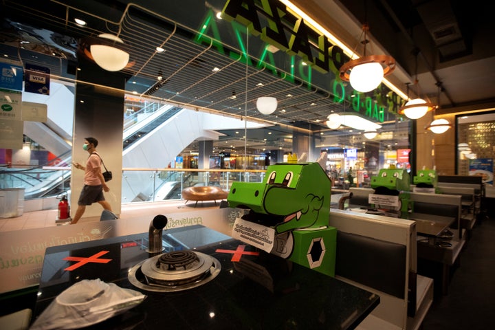 Monstros em praça de alimentação de shopping na Tailândia.