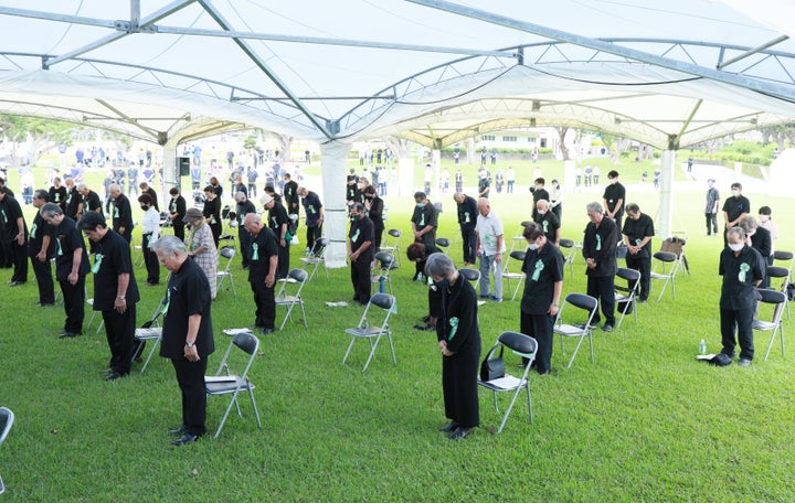 沖縄全戦没者追悼式で、席の間隔を空けて黙とうする参列者＝沖縄県糸満市の平和祈念公園 