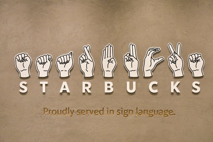 店舗には、「STARBUCKS」を指文字で表現したサインがデザインされています。