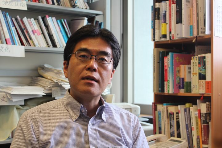 立教大学法学部・倉田徹教授 取材はソーシャルディスタンスを保ち行われた。