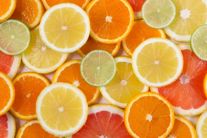 Aunque los cítricos tienen vitamina C, su acidez puede irritarte la garganta.