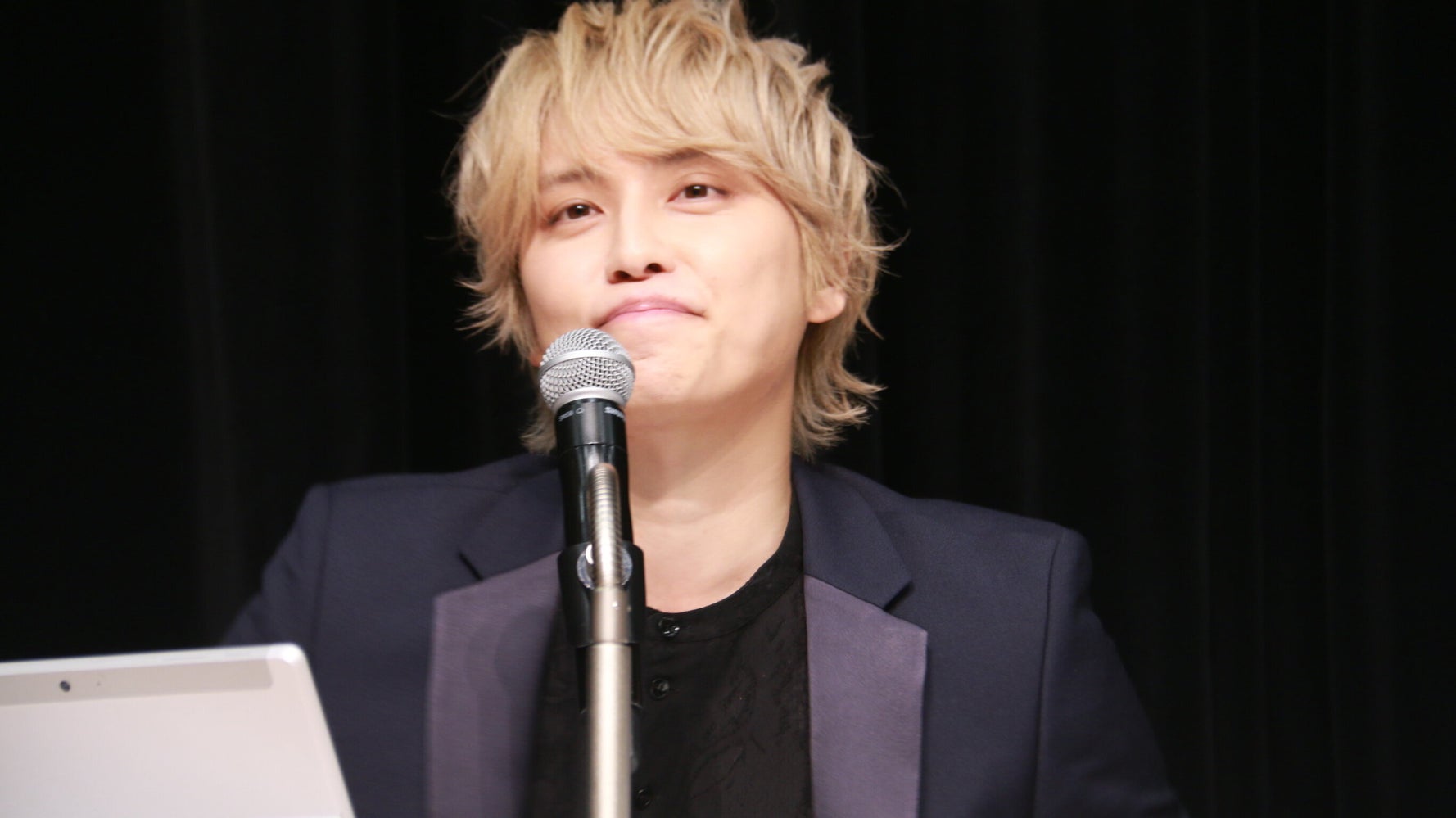 手越祐也さん 記者会見でファンからのメッセージに生回答 家を出る前もnewsのtシャツを着ていました ハフポスト News