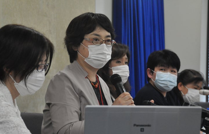 会見する呼びかけ人の柘植あづみ・明治学院大教授（左から2人目）ら有志のメンバー