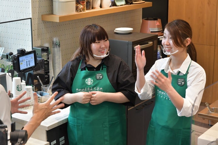 『スターバックス nonowa国立店』。手話でのコミュニケーションが取れます。