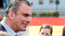 Con banderas del Orgullo y la República: así ha amanecido la casa de Ortega Smith en