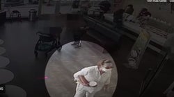 Se quita la mascarilla y tose en la cara a un bebé: la Policía busca a la mujer de