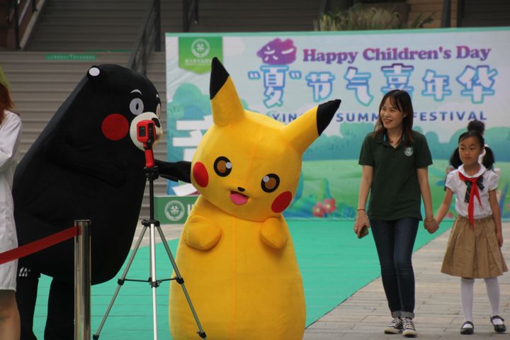 中国で開かれた国際児童デーのイベント。ピカチュウのコスプレが登場した