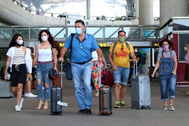 Turistas y residentes llegan al aeropuerto de Málaga el 22 de
