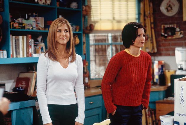 Τα Φιλαράκια - Αριστερά η Τζένιφερ Ανιστον ως Ρέιτσελ Γκριν, δεξιά η Κόρτνεϊ Κοξ ως Μόνικα Γκέλερ.  