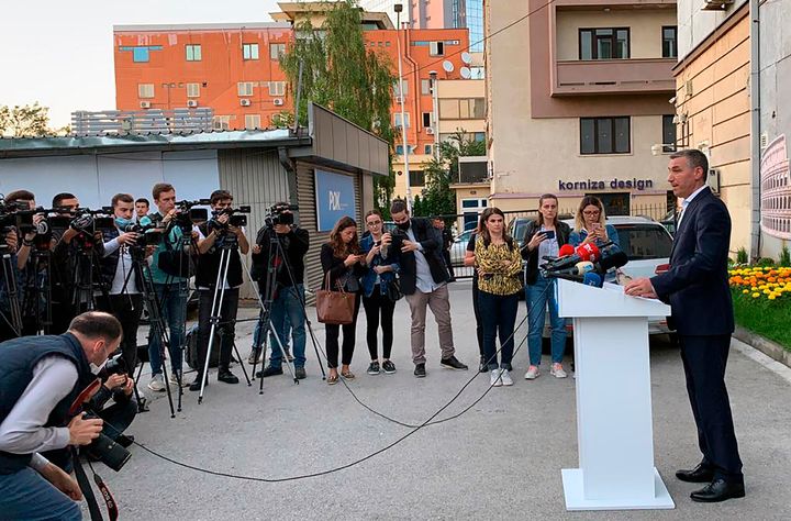 Εδώ διακρίνεται ο Κάντρι Βέσελι, αρχηγός του Δημοκρατικού Κόμματος του Κοσσυφοπεδίου και αρχηγός της αντιπολίτευσης, να μιλά σε δημοσιογράφους στις 24 Ιουνίου 2020. Ο Βέσελι περιλαμβάνεται επίσης στα πρόσωπα που κατηγορούνται για εγκλήματα πολέμου - όπως ο Πρόεδρος Θάτσι - για πράξεις που έγιναν εις βάρος Σέρβων άλλων κατοίκων της χώρς το 1998-99 κατά τον πόλεμο για την ανεξαρτησίας της χώρας. (AP Photo/Zenel Zhinipotoku)