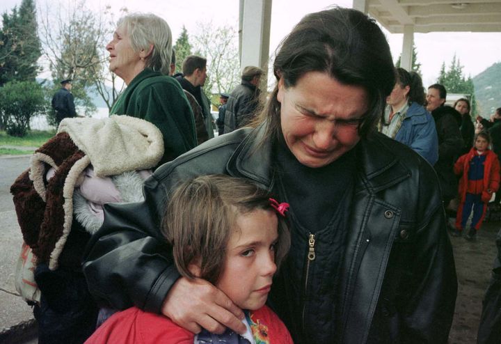 Φωτογραφία αρχείου: 3 Απριλίου 1999. Γυναίκα αλβανικής καταγωγής από το Πετς της Σερβίας, αγκαλιάζει κλαίγοντας την κόρη της καθώς περνά τα σύνορα από το Μαυροβούνιο προς την Αλβανία. Δύο από τους χιλιάδες πρόσφυγες... (AP Photo/David Brauchli)