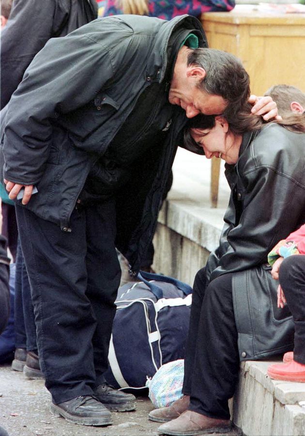 Φωτογραφία αρχείου: 3 Απριλίου 1999. Άνδρας αλβανικής καταγωγής από το Πετς της Σερβίας, αγκαλιάζει κλαίγοντας την γυναίκα του καθώς περνούν τα σύνορα από το Μαυροβούνιο προς την Αλβανία. Δύο από τους χιλιάδες πρόσφυγες... (AP Photo/David Brauchli) (AP Photo/David Brauchli)